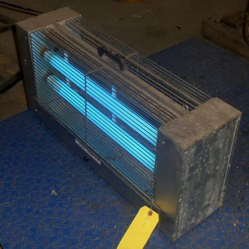 Model 220 Insect Light Trap by Gilbert Industries, operating at 120V and 60Hz with a current of 1.0A.